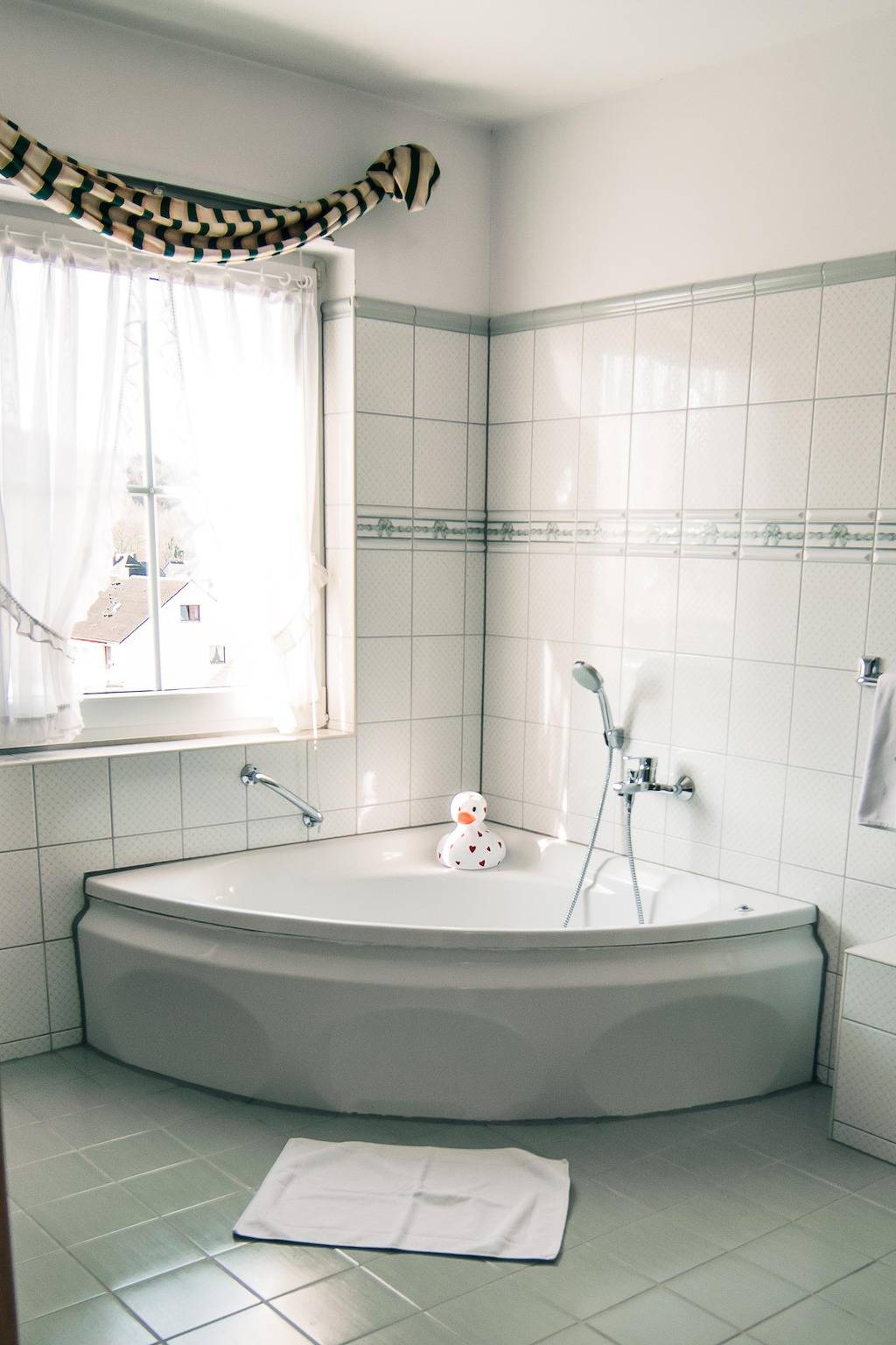 Großes Doppelzimmer mit Badewanne in Overath, Rheinisch-Bergischer Kreis