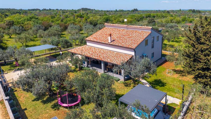 Villa für 6 Personen, mit Whirlpool und Garten sowie Terrasse in Fazana