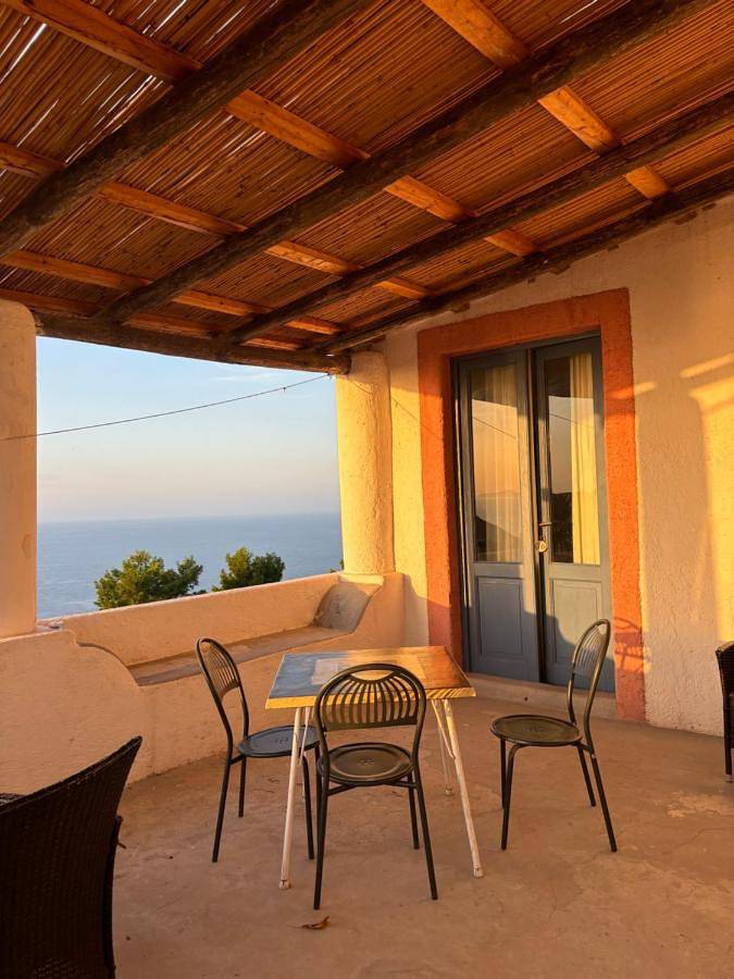 B&b per 2 persone, con Balcone e Terrazza nonché Giardino e Panorama a Filicudi
