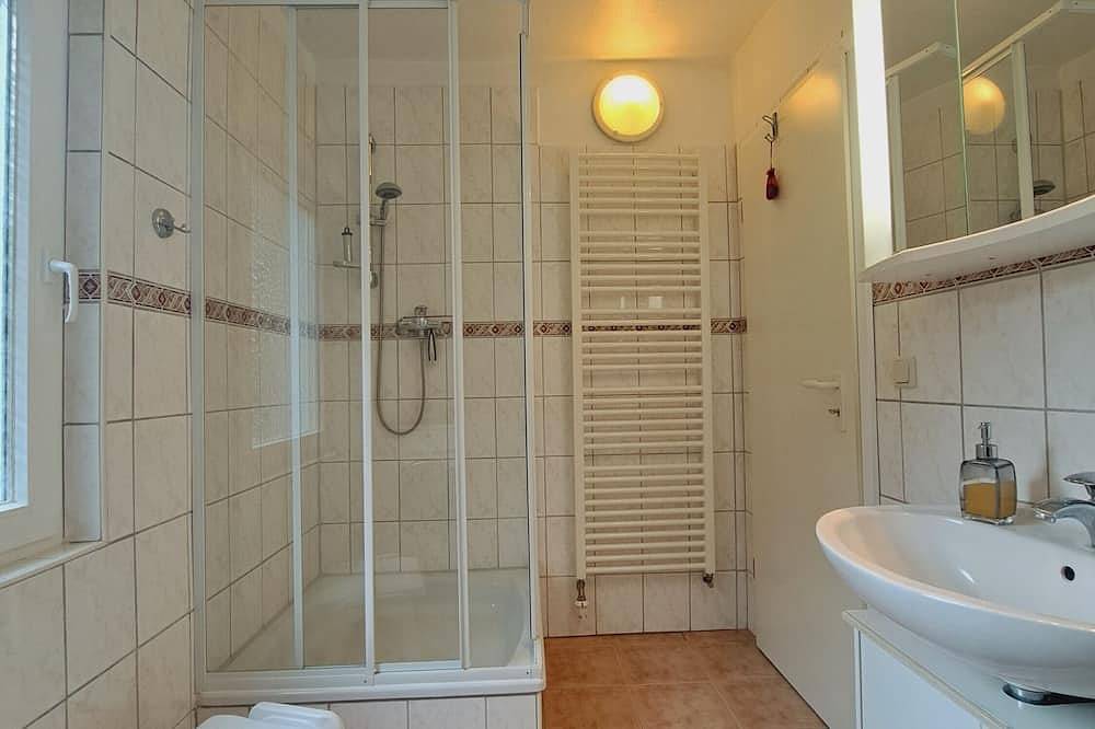 Entire apartment, Apartment 'Heidtschmidhof Gästehaus' with Private Terrace, Shared Garden and Wi-Fi in Mahlzow, Wolgast
