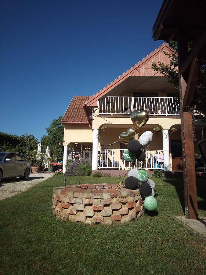 Ferienwohnung für 6 Personen, mit Balkon und Terrasse sowie Garten und Ausblick in Balatongyörök