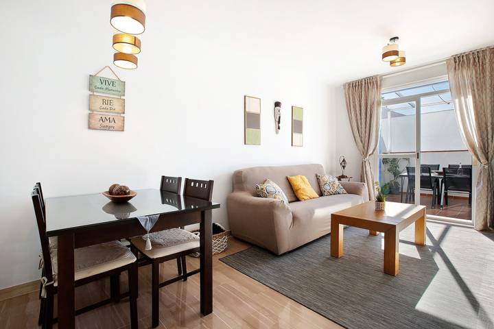 Apartamento entero, Apartamento 'La Caleta' con terraza privada, Wi-Fi y aire acondicionado in Playa de La Cala - El Torreón (Mijas), Mijas