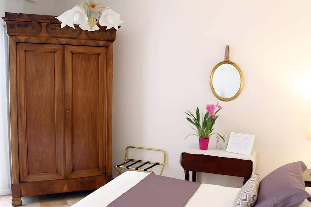 Bed and Breakfast 'Lou Souleù' con terraza compartida, Wi-Fi y aire acondicionado in Le Rouret, Region de Cannes