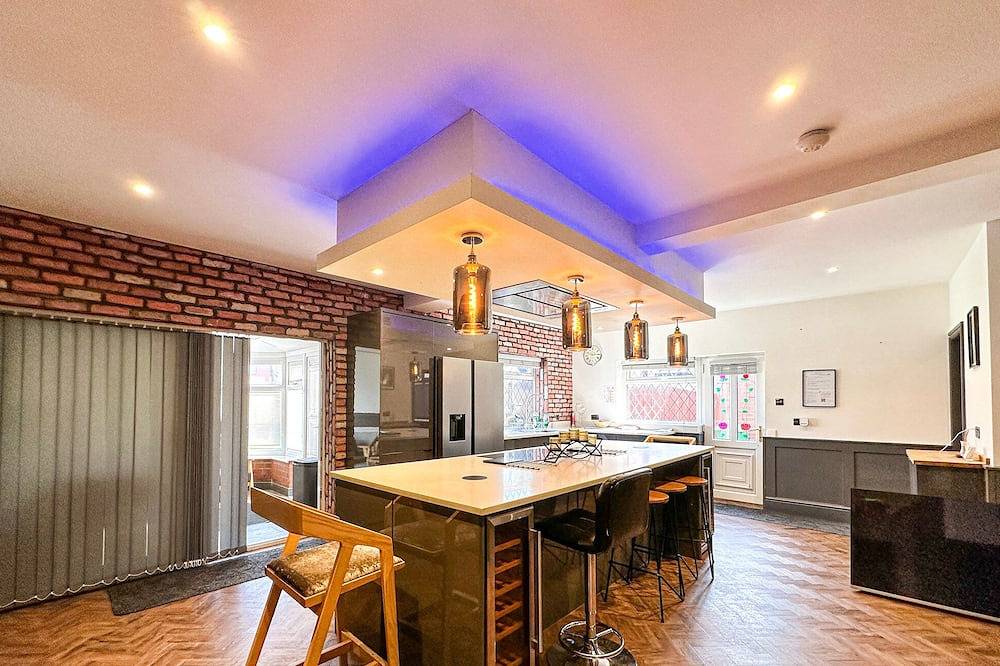 Modern 5-bedroom Manchester M22 house with jacuzzi bath, free on-site parking, workspace, and excellent transport links. Perfect for long stays, business trips, and large groups. in Manchester, Grand Manchester