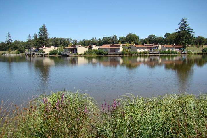 Gîte pour 4 personnes, avec Terrasse ainsi que Jardin et Piscine