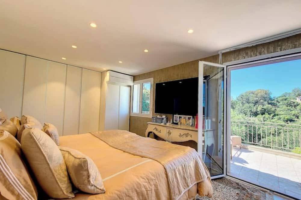 Quiet family villa with pool in Roquefort-les-Pins, Cannes region