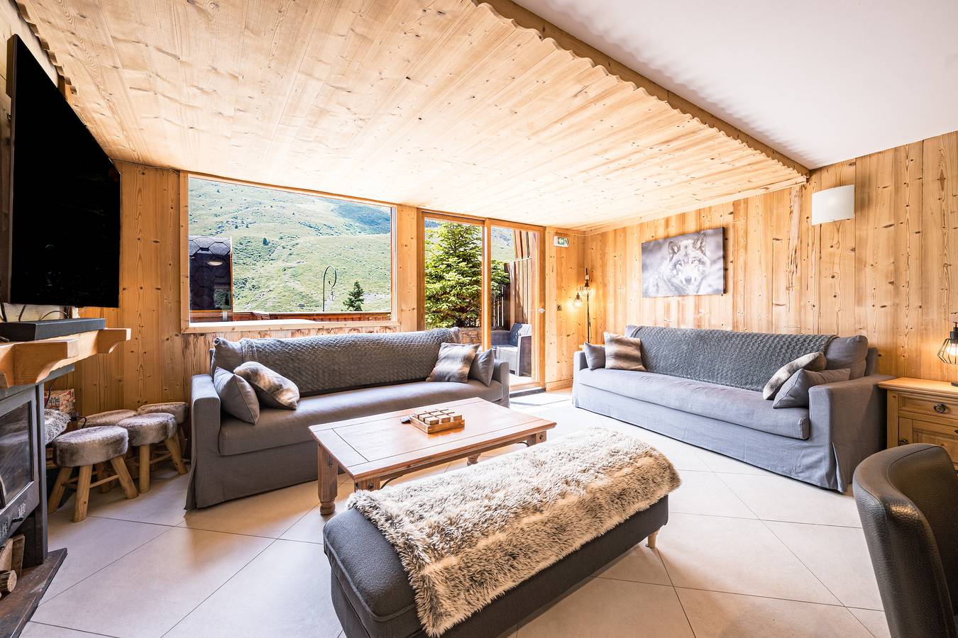 Chalet Delphine – Ski-in/ski-out, open haard, jacuzzi, sauna, comfort & uitzicht op het meer in Saint-Martin-de-Belleville, Les Trois Vallées