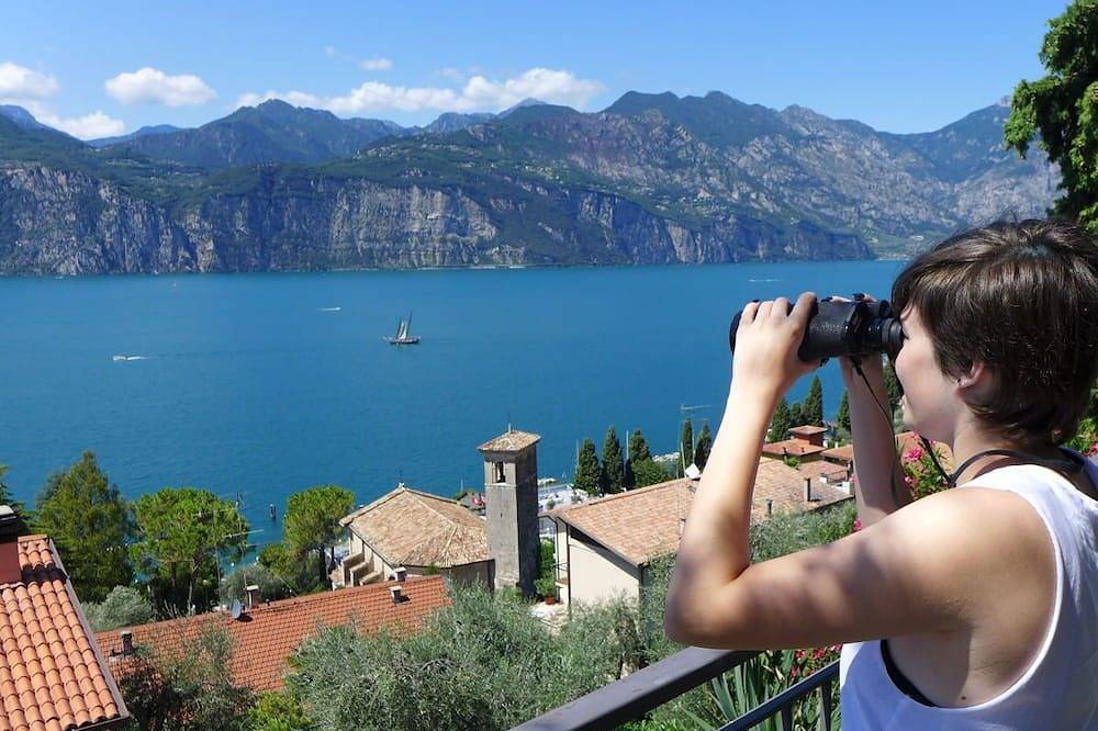Ganze Wohnung, Terrasse mit herrlichem Seeblick, Wifi, Swimmingpool in Malcesine, Gardasee-Berge