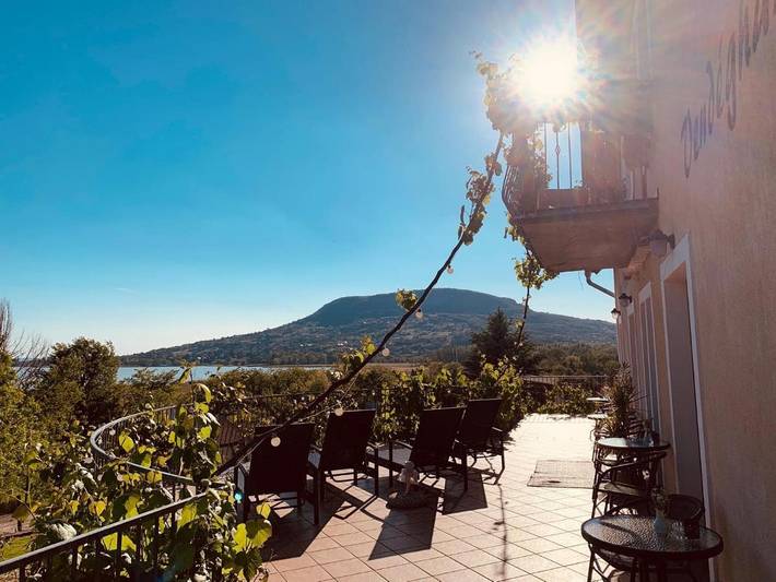 Ferienhaus für 2 Personen, mit Seeblick und Sauna sowie Garten und Ausblick in Badacsonytomaj