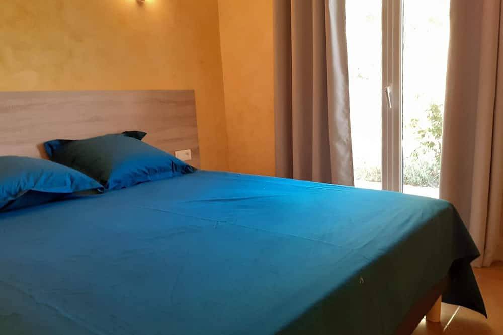 Gîte for 4 people in a quiet area with a large beautiful swimming pool in Flayosc, Draguignan en omgeving