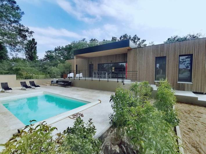 Location de vacances pour 8 personnes, avec piscine ainsi que jardin et jacuzzi à Sauternes (Gironde)