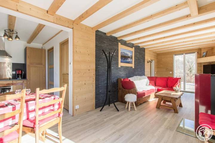 Gîte pour 5 personnes, avec vue et jardin à Chevenoz