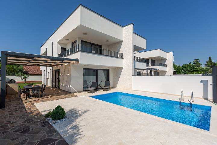 Villa für 6 Personen, mit Pool und Garten sowie Balkon - 1