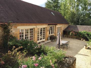 Gîte pour 6 personnes, avec terrasse ainsi que piscine et jardin à Tursac