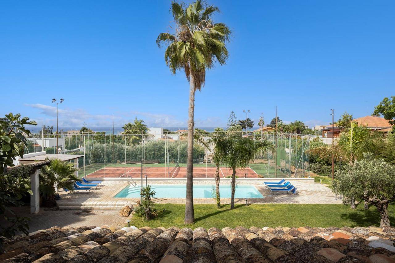 Villa a 300 Mt. dal Mare (Magaggiari) con campo da tennis in Terrasini, Provincia di Palermo
