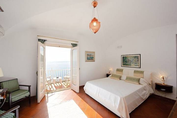 Elegant and central villa with private gated parking in Positano in Spiaggia Fornillo, Positano