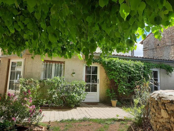 Chambre d’hôte pour 4 personnes, avec piscine ainsi que bassin pour enfant et jardin