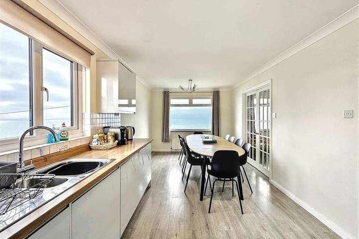 Vacation rental for 10 people, with yard and balcony in South West England
