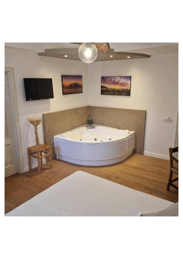 Gîte pour 2 personnes, avec jardin ainsi que piscine et jacuzzi à Cori - 4