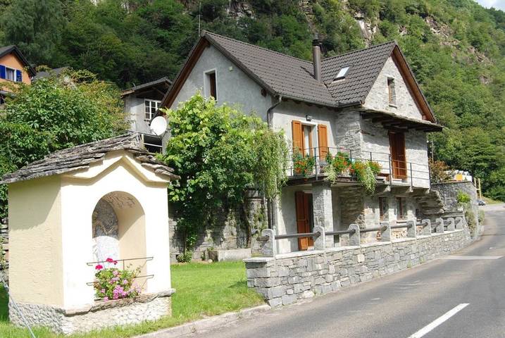 Ferienhaus für 4 Personen, mit Balkon und Terrasse sowie Garten und Ausblick in Brione