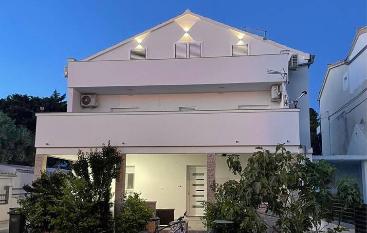 Ganze Ferienwohnung, Stilvolles Apartment mit Meerblick, Terrasse, WLAN und Parkplatz – 500 m vom Strand entfernt in Općina Sveti Filip i Jakov, Zadar