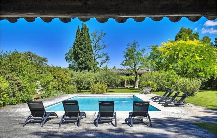 Encantador apartamento con aire acondicionado, piscina y aparcamiento, a 1 km de Châteaurenard in Châteaurenard, Region de Arles