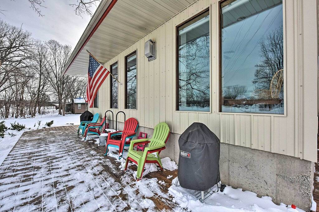 Ganze Wohnung, Pet-Friendly Retreat w/ Deck: Steps to Marina! in Wabasha, Wabasha County