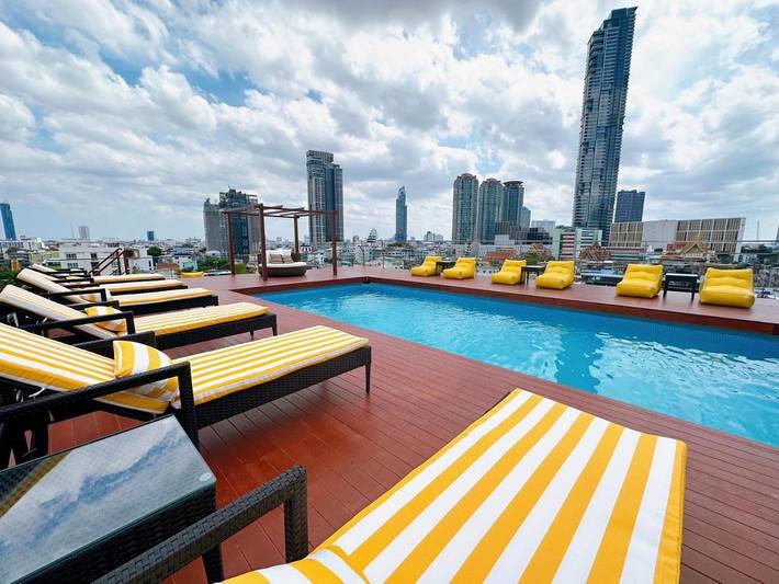 Hotel voor 3 personen, with uitzicht and balkon as well as zwembad in Bangkok