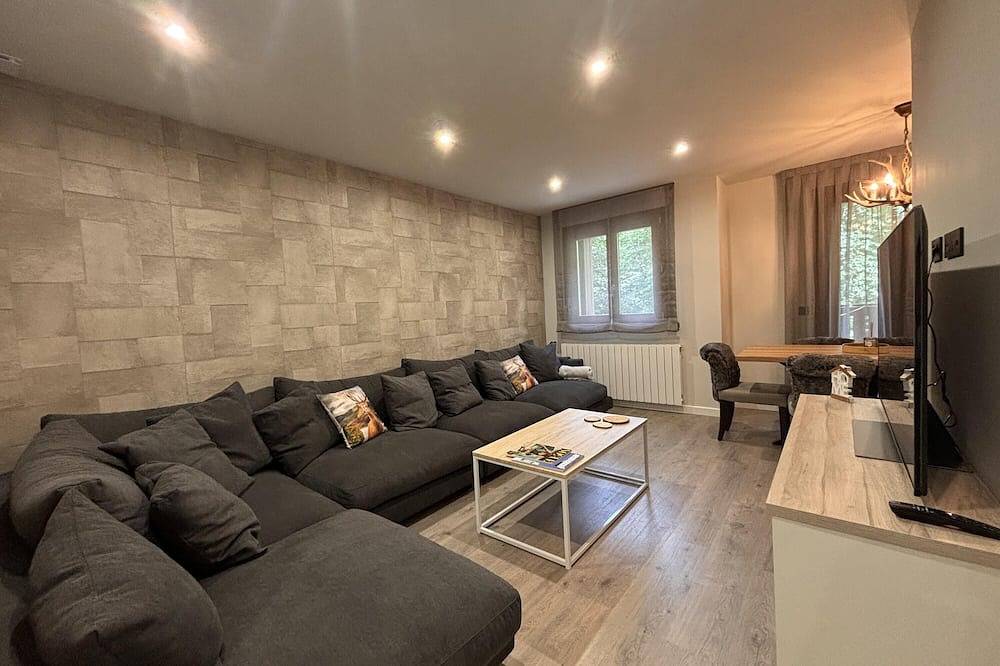 Entire apartment, Villa Aneto - Modern comfort in the heart of Benasque in Cerler, Benasque