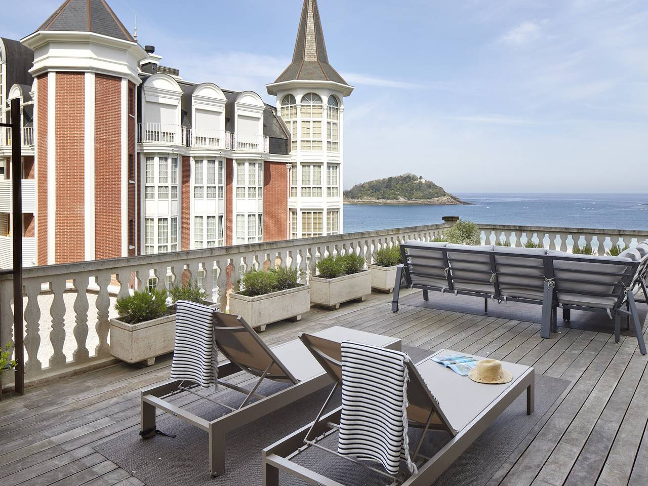 Appartamento intero, Elegant apartment with large terrace overlooking La Concha Bay in Playa de la Concha, San Sebastian