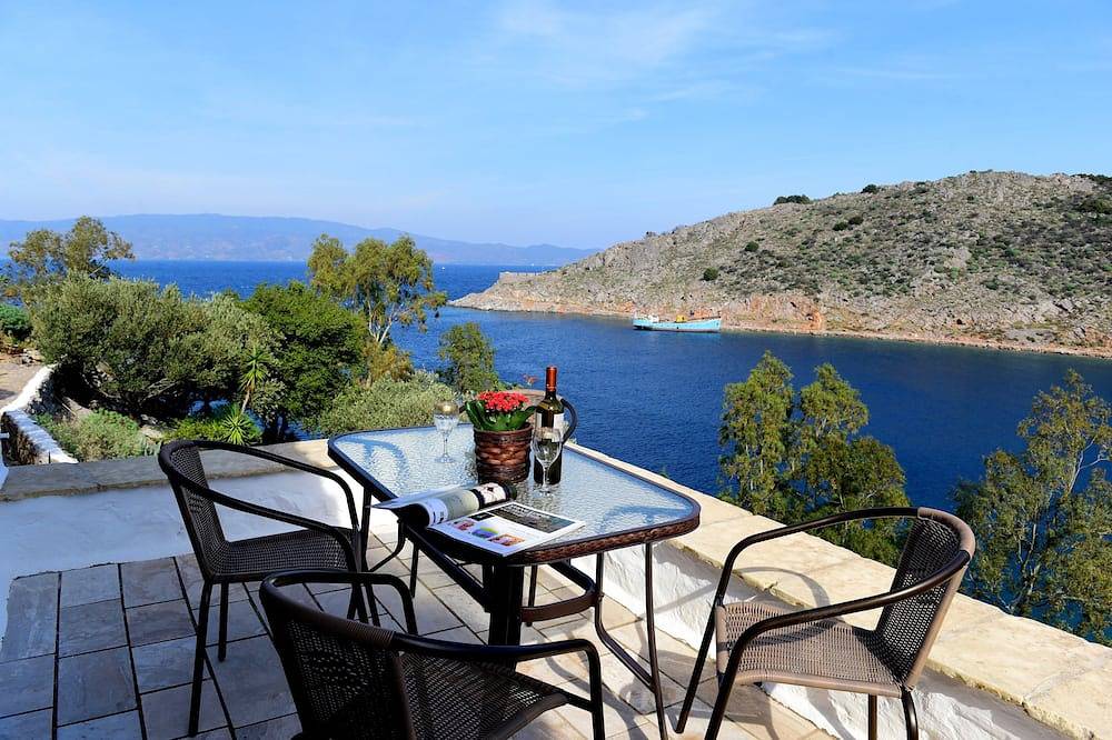 Arbeli House for idyllic sun & sea holidays in Mandraki Bay, Hydra in Mandraki, Hydra