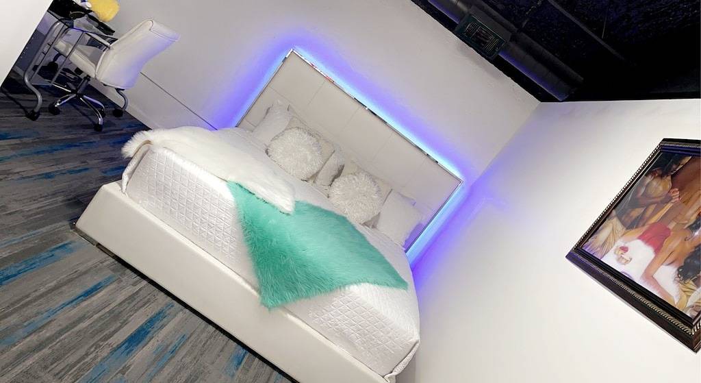 Stylish Gated Retreat Home-3mins to Atl airport in East Point, Fulton County