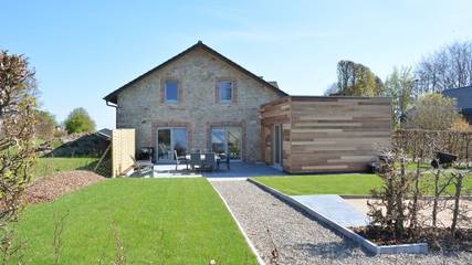 Gîte pour 8 personnes, avec jardin et sauna ainsi que vue sur le lac et terrasse, animaux acceptés dans Ovifat