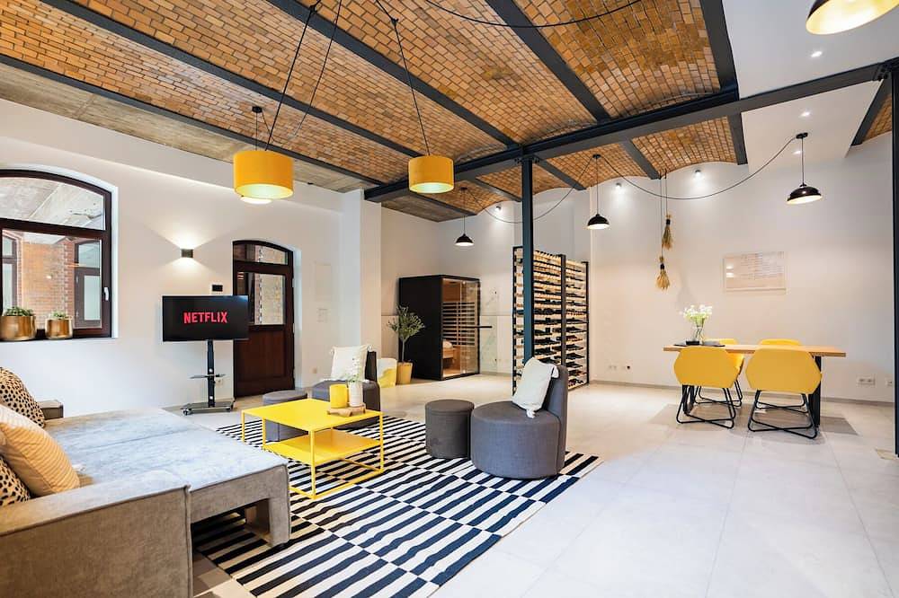 Ganze Wohnung, Luxus Loft 100qm - Sauna - 4 Personen - Parkplatz - zentral in Wiesbaden, Rheingau