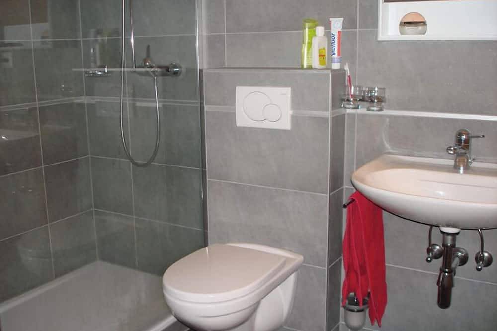 Chalet avec Bio Sauna confortable pour 8 personnes : Living avec cheminée - cuisine avec lave-vaisse in Grimentz, Anniviers