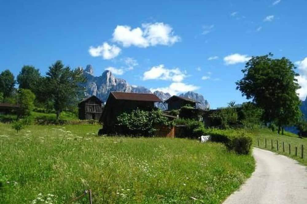 Romantisches Chalet in den Wiesen der Dolomiten in Mezzano, Dolomiti di Fiemme