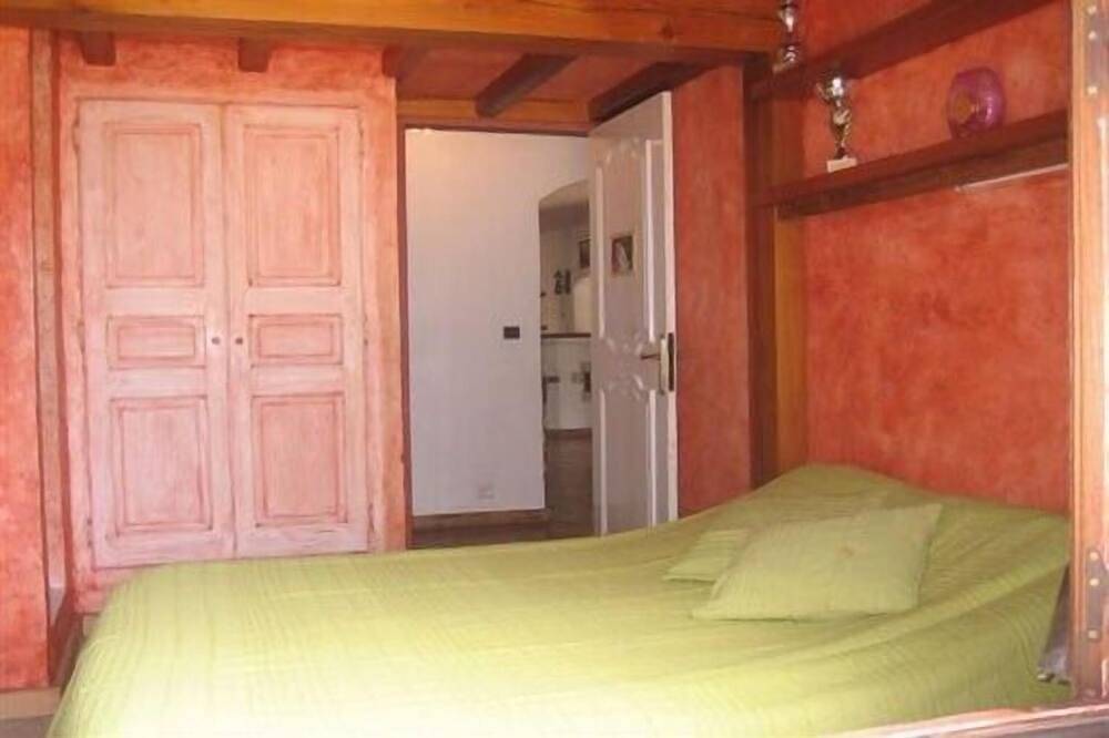 Tradicional villa de piedra provenzal ubicada en medio de los viñedos in Plan-de-la-Tour, Region de Draguignan