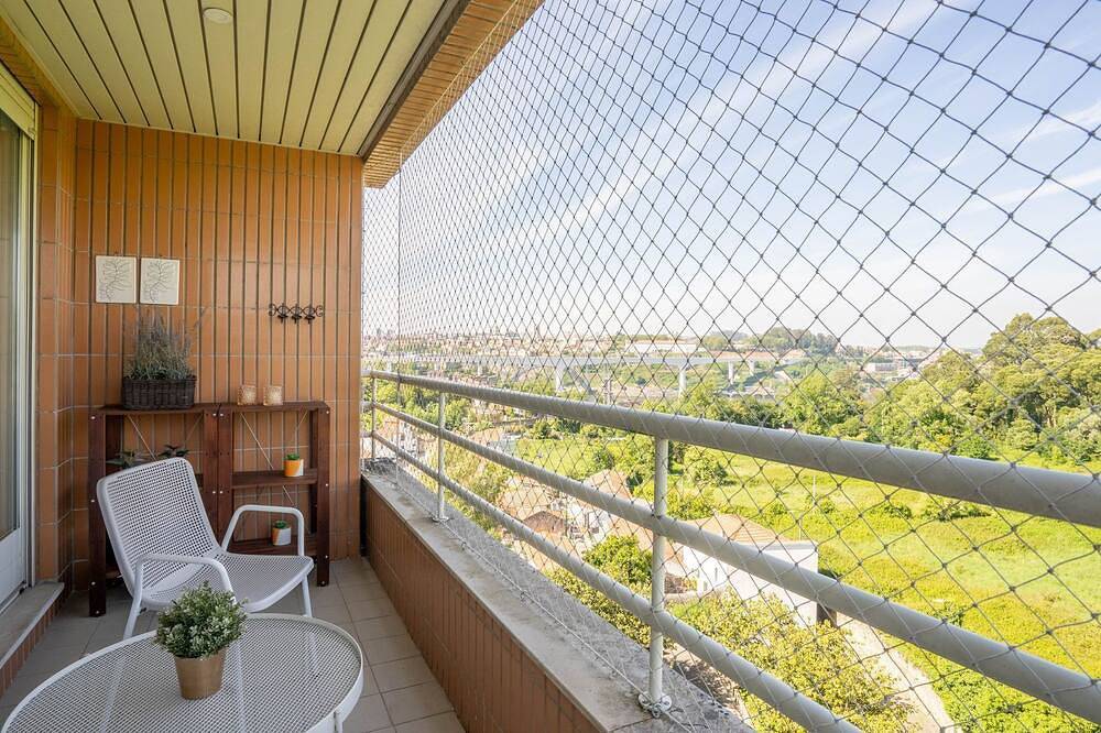 Apartamento inteiro, Infante Cozy 1Br w/ Parking by Lovelystay in Oliveira do Douro, Distrito do Porto