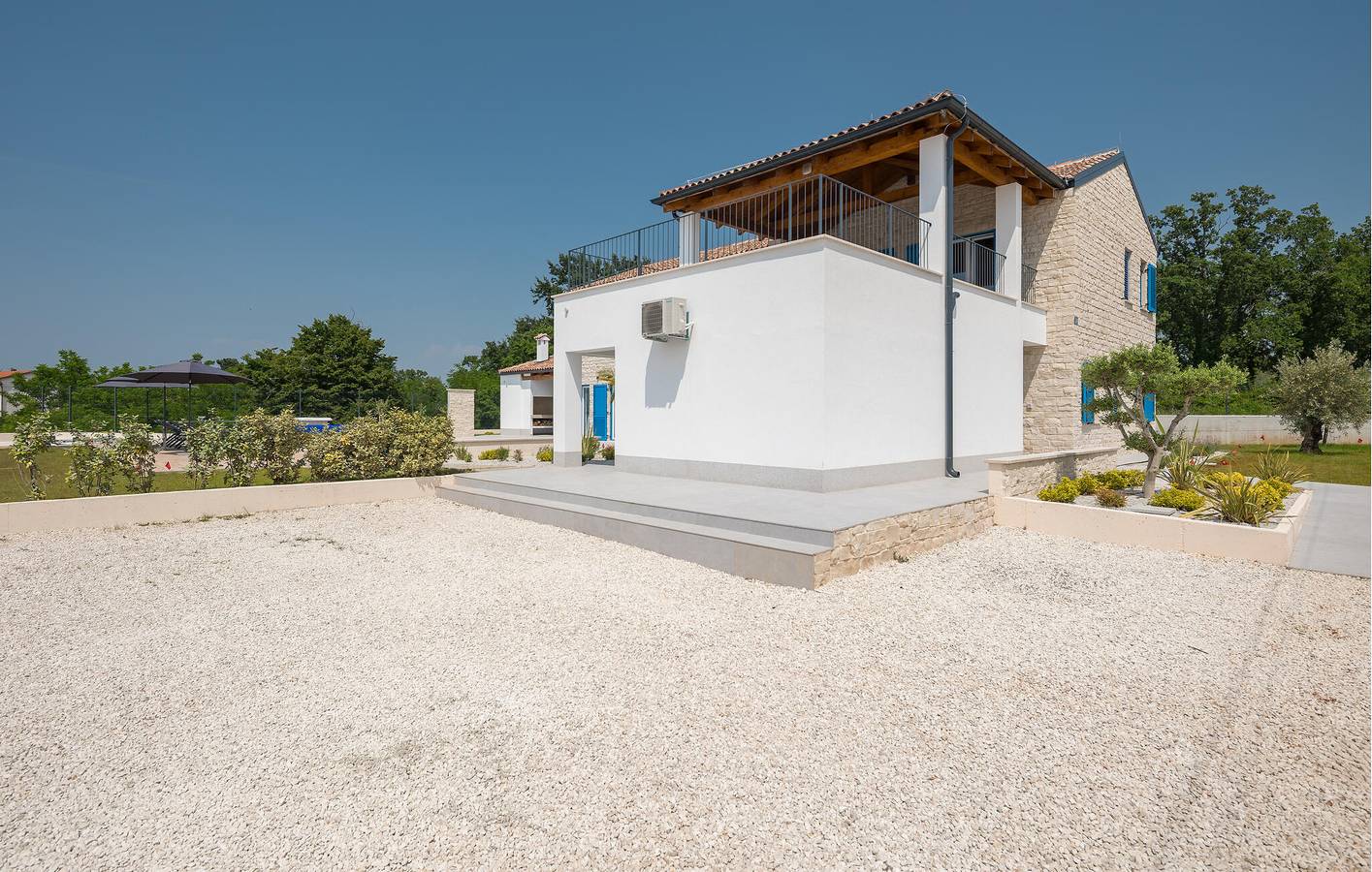 Geräumige 220 m² große Wohnung mit Terrasse, WLAN und Parkplatz im Zentrum von Anzici in Anzici, Zentralistrien
