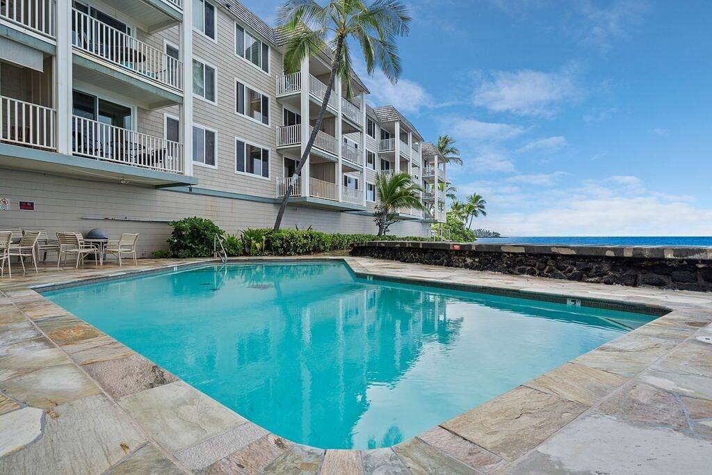 Ganze Wohnung, Hale Kona Kai 213 - Absolute Oceanfront Condo in Town - Big Wrap Around Lanai in Aloha Kona, Kailua-Kona
