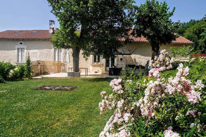 Gîte pour 12 personnes, avec sauna ainsi que terrasse et jacuzzi à Léguillac-de-l'Auche