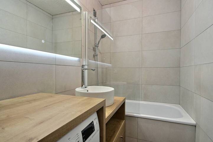 Entire apartment, 3-room apartment on ski runs with large terrace and Wi-Fi in Plagne Centre, La Plagne-Tarentaise