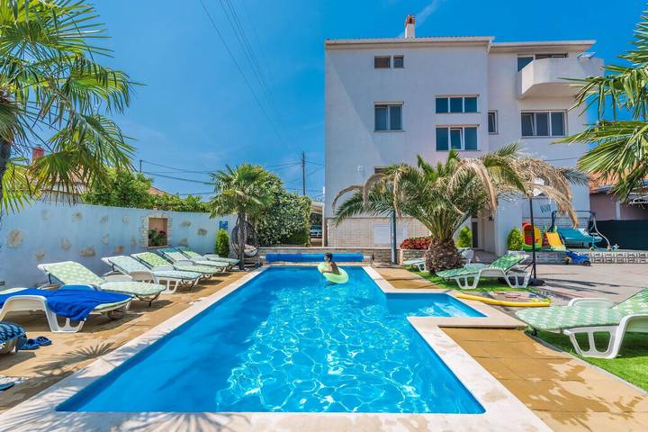 Hôtel pour 4 personnes, avec sauna ainsi que piscine et bassin pour enfant