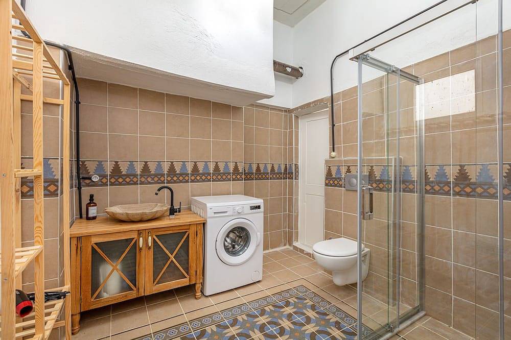 9-Person Garden Home – 5min to Clock Tower in Izmir, Turkish Aegean