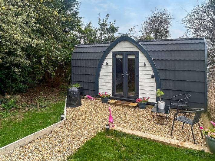 Cottage for 2 people, with garden, with pets in West Sussex