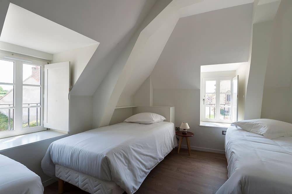 Spacious Countryside Retreat with Game Room and Accessible Facilities in Loye-sur-Arnon, Saint-Amand-Montrond