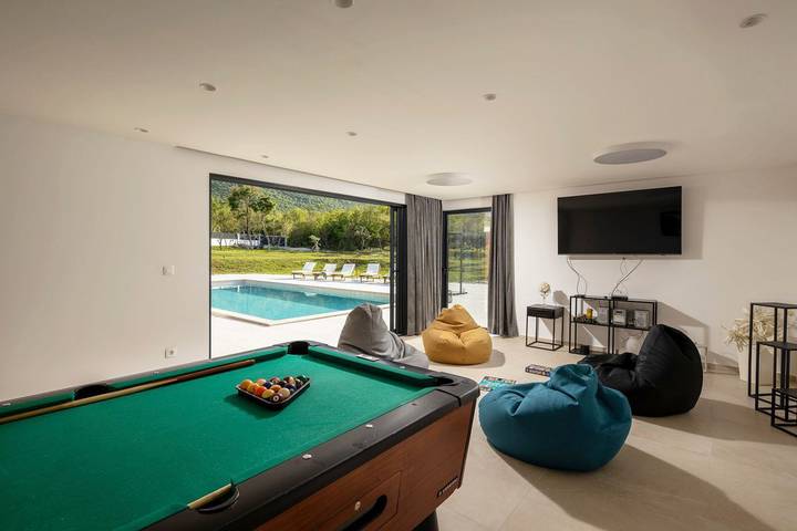 Villa pour 8 personnes, avec terrasse ainsi que jardin et jacuzzi à Sinj - 4