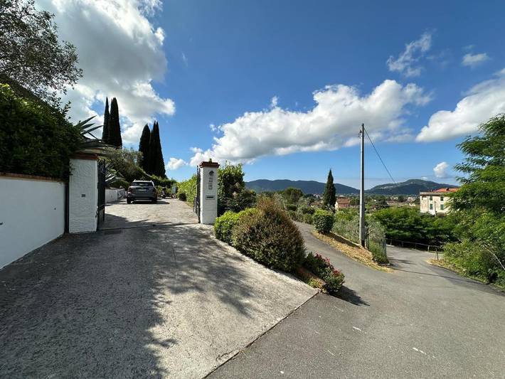 Location de vacances pour 10 personnes, avec vue ainsi que piscine et jardin à Sarzana - 2