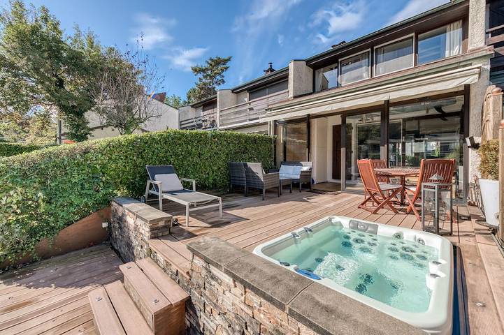 Location de vacances pour 6 personnes, avec Balcon et Jacuzzi ainsi que Terrasse et Piscine dans Port Ripaille