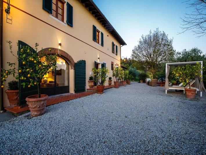 Agriturismo per 10 persone, con giardino e piscina, adatto a famiglie con bambini a Lucca